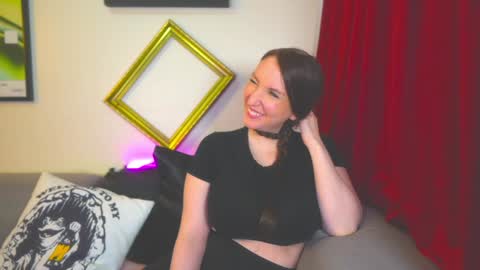 Snapshot of task_manager chatting on 23, 11, 2025 Vivian Clark online show from 23, 11, 2025