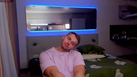 Snapshot of tasty_justin chatting on 10, 1, 2025 My shows 2100500 UTC3 online show from 10, 1, 2025