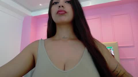 Snapshot of tatilarson chatting on 3, 3, 2025 TATI online show from 3, 3, 2025