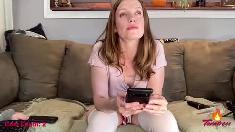 Snapshot of tauntress chatting on 28, 9, 2025 Tauntress online show from 28, 9, 2025