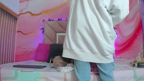 Snapshot of taylor_oriana_ chatting on 4, 12, 2025 Oriana online show from 4, 12, 2025