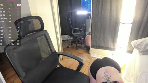 Snapshot of taylortait chatting on 21, 2, 2025 Taylor Tait online show from 21, 2, 2025