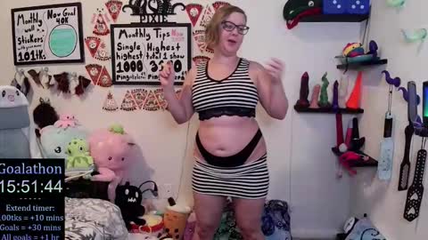 Snapshot of ten_tickle_pixie chatting on 21, 11, 2025 Pixie and Tentacle Overlord online show from 21, 11, 2025