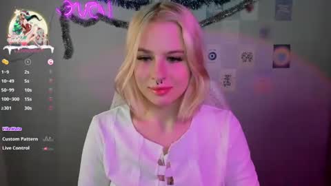 Snapshot of tender__kitty chatting on 28, 12, 2024 Sue online show from 28, 12, 2024