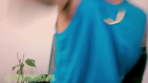 Snapshot of testotease chatting on 16, 12, 2025 Milo online show from 16, 12, 2025