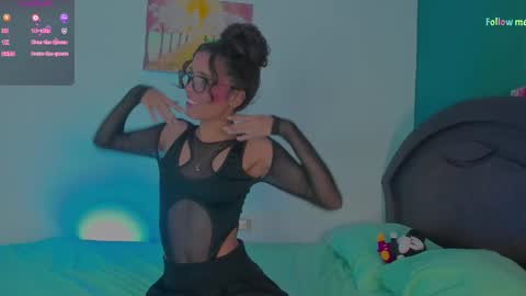 Snapshot of thedailyshow69 chatting on 1, 11, 2025 Max  Sophie online show from 1, 11, 2025