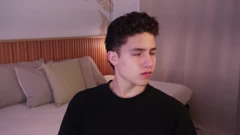 Snapshot of theohawke_ chatting on 12, 1, 2025 THEO- MATEO online show from 12, 1, 2025