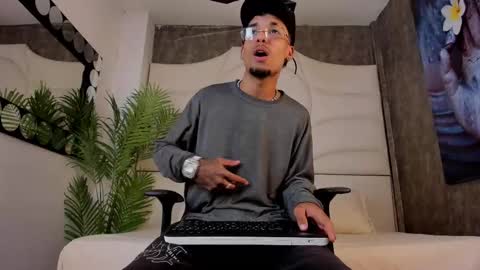 ThiagoFerreti online show from 13, 10, 2025