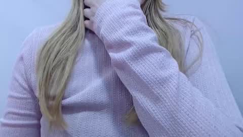 Snapshot of thin33 chatting on 28, 10, 2025 sara online show from 28, 10, 2025