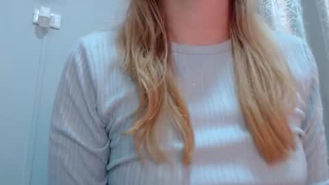 Snapshot of thin33 chatting on 11, 11, 2025 sara online show from 11, 11, 2025