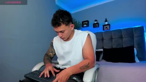 Snapshot of thomas_moon_ chatting on 24, 4, 2026 Thomas online show from 24, 4, 2026