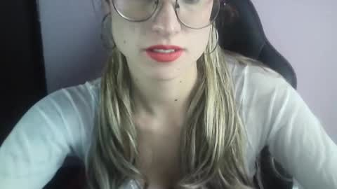 Snapshot of tifanny_a chatting on 9, 3, 2025 Tifanny online show from 9, 3, 2025