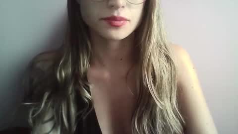 Snapshot of tifanny_a chatting on 11, 9, 2025 Tifanny online show from 11, 9, 2025