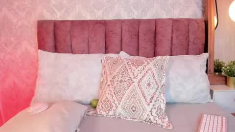 Tiffany Becker online show from 25, 9, 2025