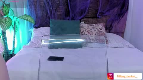 Tiffany Becker online show from 18, 10, 2025