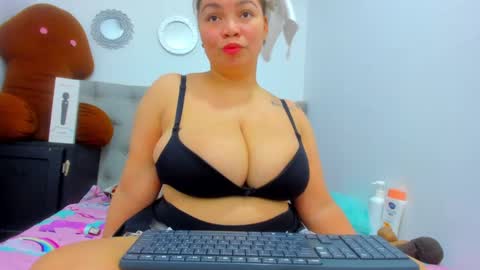 Snapshot of tiffany_hot19_ chatting on 8, 2, 2025 tiffany online show from 8, 2, 2025