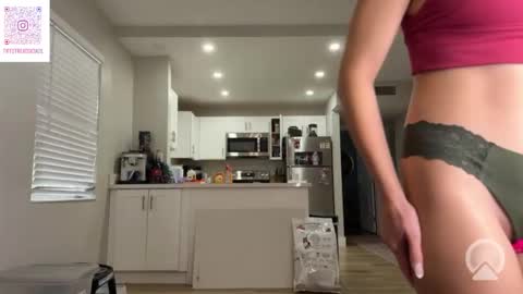 Tiffstreatsxoxo online show from 3, 10, 2025