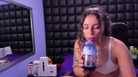 Snapshot of tiny_love_ chatting on 10, 10, 2025 tiny online show from 10, 10, 2025