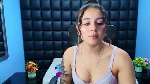 Snapshot of tiny_love_ chatting on 12, 11, 2025 tiny online show from 12, 11, 2025