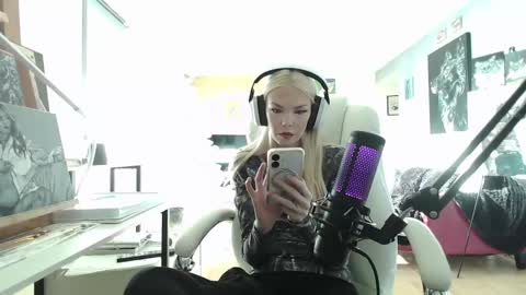 stage Kylie Sinner  brand CLITBAIT online show from 24, 1, 2025