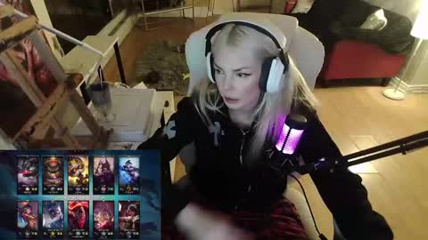 stage Kylie Sinner  brand CLITBAIT online show from 26, 1, 2025