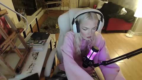 stage Kylie Sinner  brand CLITBAIT online show from 28, 1, 2025
