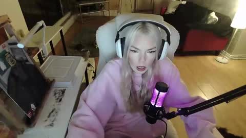 stage Kylie Sinner  brand CLITBAIT online show from 28, 1, 2025