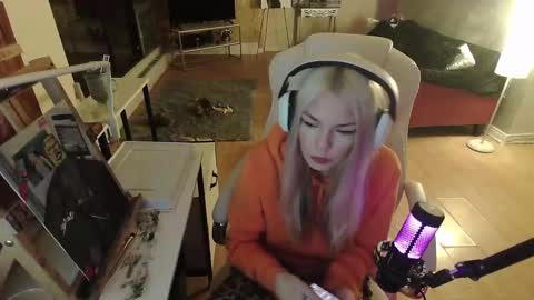 stage Kylie Sinner  brand CLITBAIT online show from 31, 1, 2025