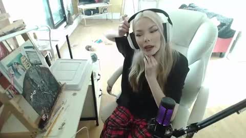 stage Kylie Sinner  brand CLITBAIT online show from 2, 2, 2025