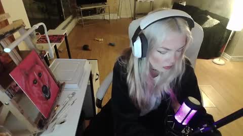 stage Kylie Sinner  brand CLITBAIT online show from 4, 2, 2025