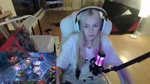 stage Kylie Sinner  brand CLITBAIT online show from 5, 2, 2025