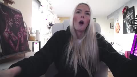 stage Kylie Sinner  brand CLITBAIT online show from 17, 12, 2025