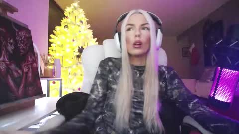 stage Kylie Sinner  brand CLITBAIT online show from 22, 12, 2025