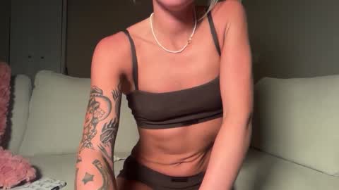 Snapshot of tinytayy chatting on 3, 6, 2026 tinytayy online show from 3, 6, 2026