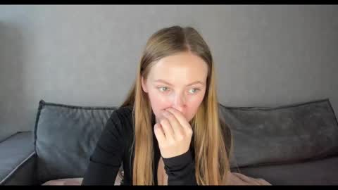 Snapshot of tixxxy chatting on 12, 11, 2025 Maria online show from 12, 11, 2025