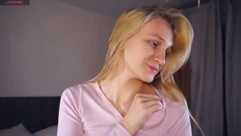 Snapshot of tobicovitt chatting on 18, 11, 2025 Mary online show from 18, 11, 2025