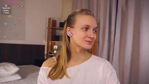 Snapshot of tobicovitt chatting on 25, 11, 2025 Mary online show from 25, 11, 2025