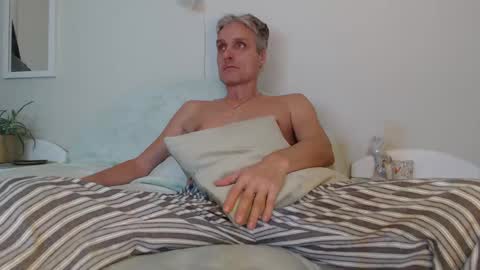 Daniel Bisexual uncut 20cm online show from 8, 12, 2024