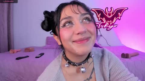   Independent model online show from 1, 3, 2025