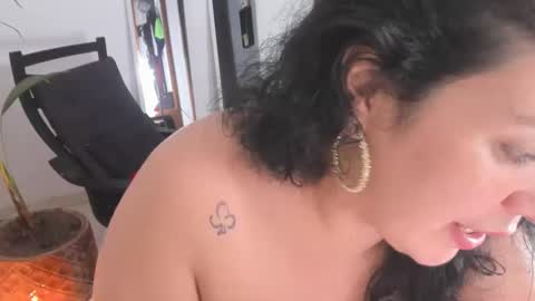 Snapshot of ton_amourrx chatting on 18, 12, 2024 lady blue online show from 18, 12, 2024