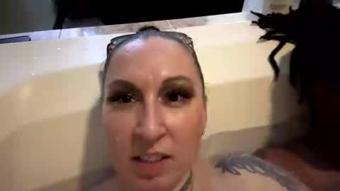 Snapshot of toochillcouple420 chatting on 4, 10, 2025 toochillcouple420 online show from 4, 10, 2025