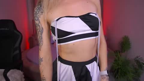 Snapshot of top_grace chatting on 4, 11, 2025 top_grace online show from 4, 11, 2025