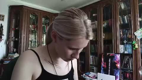 Snapshot of tranhardisty chatting on 19, 6, 2026 Lesly online show from 19, 6, 2026