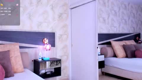 Snapshot of travis_lenox_ chatting on 30, 10, 2025 Travis online show from 30, 10, 2025