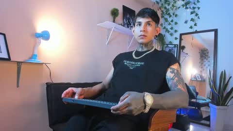 TRAV - INDEPENDENT MODEL online show from 27, 1, 2025