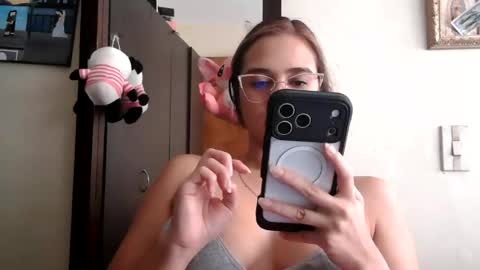 Snapshot of triana_bell chatting on 20, 6, 2026 triana_bell online show from 20, 6, 2026