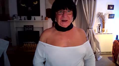 Snapshot of trinity1011 chatting on 5, 10, 2025 trinity1011 online show from 5, 10, 2025