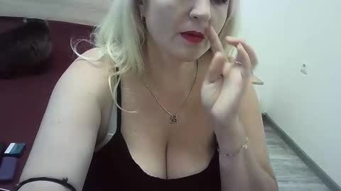 Snapshot of ttrnynela chatting on 19, 10, 2025 Ttrnynela online show from 19, 10, 2025