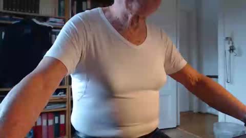 Snapshot of tubaist chatting on 5, 2, 2025 FINN but call me NANNA online show from 5, 2, 2025