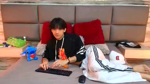 Snapshot of twinslovers_ chatting on 17, 10, 2025 twinslovers_ online show from 17, 10, 2025